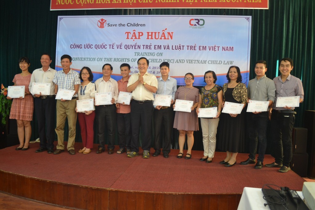 TS Nguyễn Hải Hữu đã trao chứng chỉ đào tạo cho các học viên 