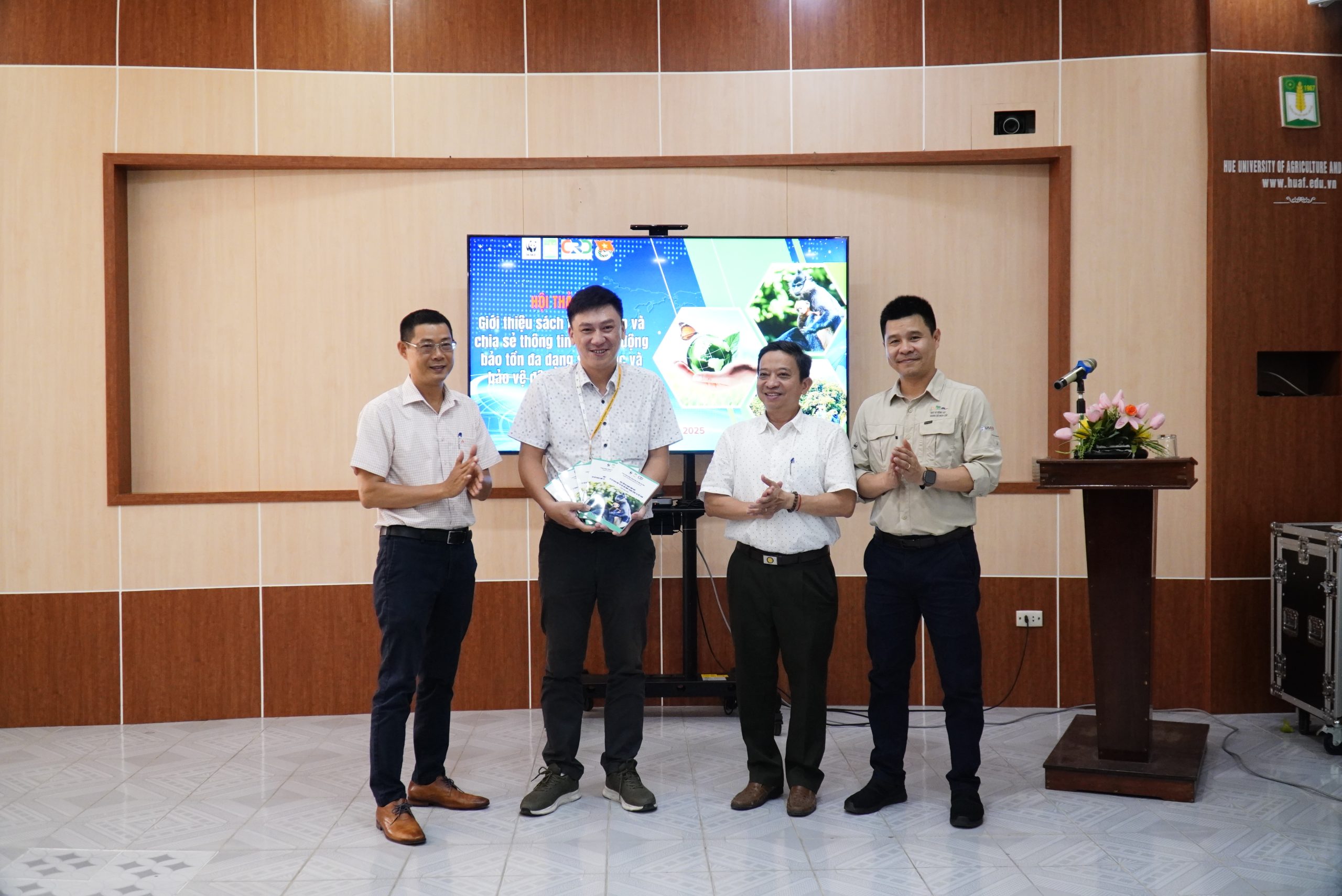 Chính thức công bố sách “Bảo tồn đa dạng sinh học, cơ sở khoa học và các mô hình thành công tại Việt Nam”: Cẩm nang quý giá cho tương lai bền vững.